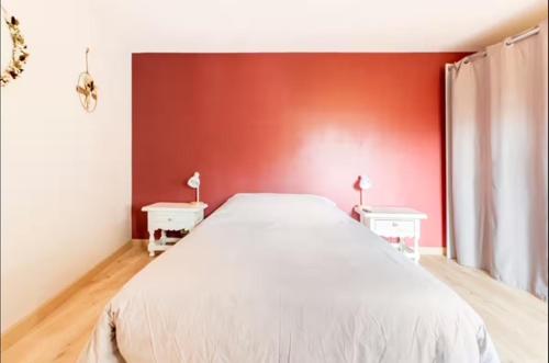 - une chambre avec un grand lit blanc aux murs rouges dans l'établissement TCHOMe, à La Celle-sous-Gouzon