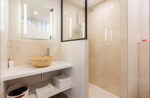 une salle de bain avec un lavabo et une douche en verre dans l'établissement TCHOMe, à La Celle-sous-Gouzon