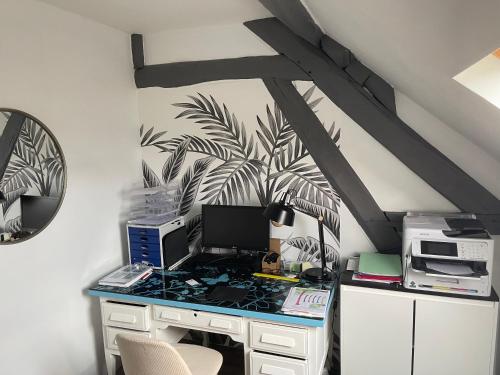 - un bureau avec un ordinateur dans l'établissement Moment de detente, à Cuy