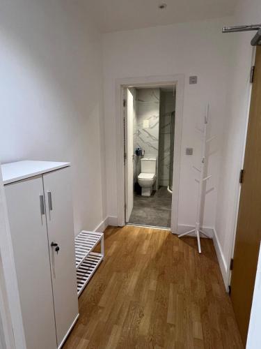 an empty room with a toilet and a bathroom at Newly Furnished Bright Studio in Borehamwood