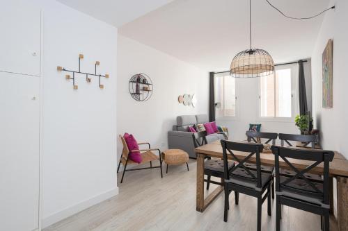 Bright & Stylish Flat In Trendy Grcia