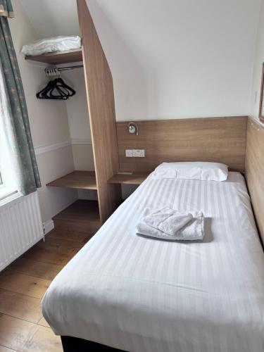 Gidea Park Hotelにあるベッド