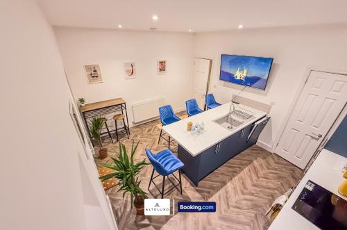 uma vista superior de um quarto com uma mesa e cadeiras em Armoury Square Deluxe 4BR Home near City Centre by AltoLuxoExperience Short Lets & Serviced Accommodation With Free Parking & WiFi em Bristol