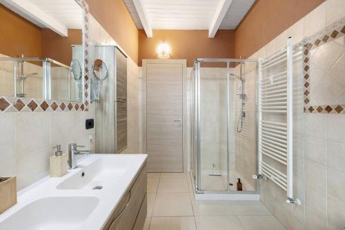 une salle de bain avec lavabo et douche dans l'établissement Villa il Gelso, à Castagnole Lanze