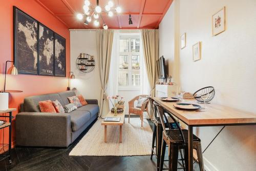 un salon avec un canapé et une table dans l'établissement L'Orange Malouine - Studio 2 people with WiFi, à Saint-Malo