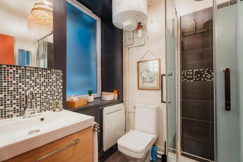 une salle de bain avec toilettes, lavabo et douche dans l'établissement L'Orange Malouine - Studio 2 people with WiFi, à Saint-Malo