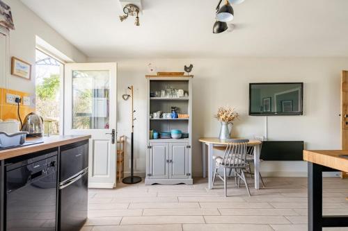 Η κουζίνα ή μικρή κουζίνα στο Peaceful country cottage in a rural location near Norfolk Broads 2 double bedroom