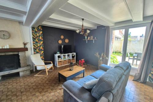 un salon avec un canapé et une cheminée dans l'établissement Peaceful house with private outdoor space, au Vivier-sur-Mer