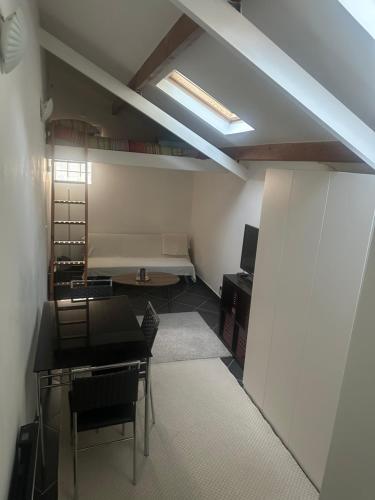 une chambre avec un lit, un bureau et une table dans l'établissement Calme proche Paris, à Villejuif