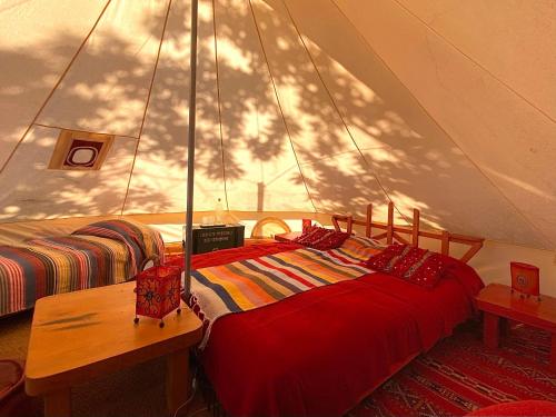 Postel nebo postele na pokoji v ubytování Tenda Glamping vista sulla Valle - Podere di Maggio