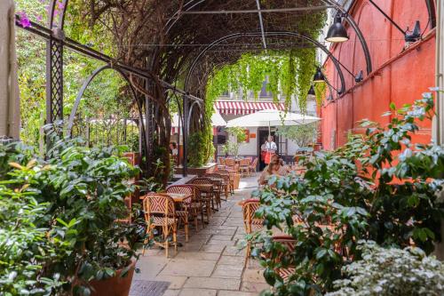 Nice Renting - 5 Massena - Elegant Air-Conditioned Cocoon Quiet Patio Massena