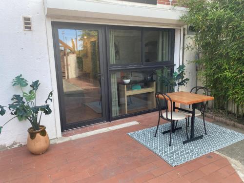 une terrasse avec une table et une chaise à côté d'une maison dans l'établissement Entre Mer et Montagne, à Toulouges
