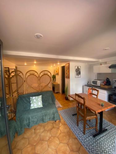 un salon avec un lit et une table dans l'établissement Entre Mer et Montagne, à Toulouges