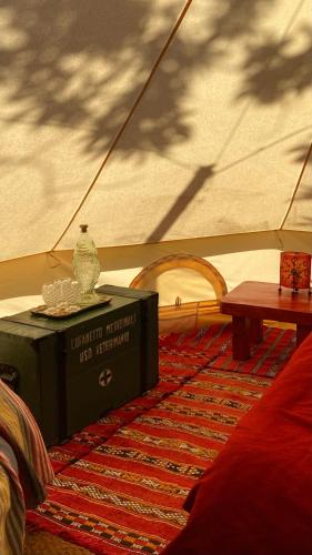 Un lugar para sentarse en Tenda Glamping vista sulla Valle - Podere di Maggio