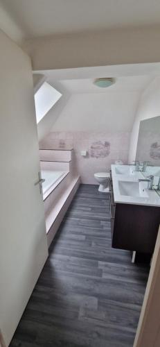 une salle de bain blanche avec deux lavabos et deux vasques dans l'établissement Chez Océane et Virgil, à La Celle-sous-Gouzon