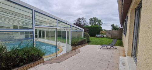 une terrasse avec une chaise à côté d'une maison dans l'établissement Chez Océane et Virgil, à La Celle-sous-Gouzon