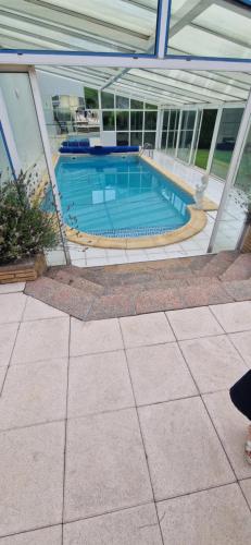 - une piscine à l'intérieur d'un bâtiment dans l'établissement Chez Océane et Virgil, à La Celle-sous-Gouzon