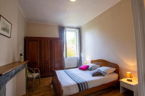 une chambre avec un lit et une fenêtre dans l'établissement Rue de la levade, à Daglan