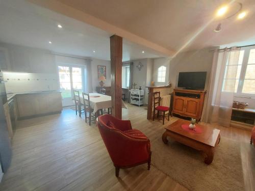 un salon avec un canapé et une table dans l'établissement Rue de la levade, à Daglan