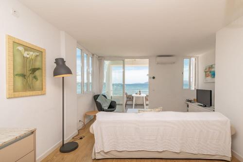 Postel nebo postele na pokoji v ubytování Beachfront Apartment Sivella by Sealand Villas