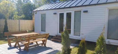 un tavolo da picnic e una panchina in un cortile di Domki & Pokoje Władysławowo a Władysławowo