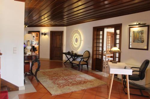 a living room with a table and a dining room at Casa do Marco in Sintra