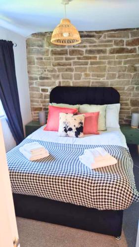 Postel nebo postele na pokoji v ubytování Spacious and Cosy 2 Bedroom Home in Bradford Sleeps 4 by PureStay - 14 nights min!