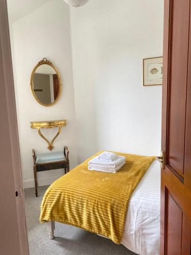 Postel nebo postele na pokoji v ubytování 1 Bed Flat Near Edinburgh Castle