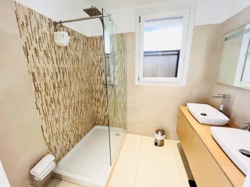 une salle de bain avec une douche, des toilettes et un lavabo dans l'établissement Apartment Center Sea View Garage Conciergerie, à Sanary-sur-Mer