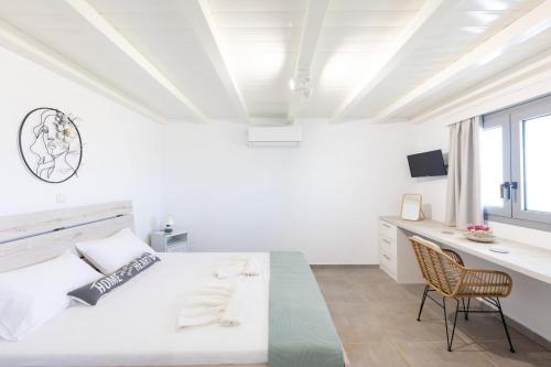 Μια τηλεόραση ή/και κέντρο ψυχαγωγίας στο Paros Beach Studio Casa Costa Oro