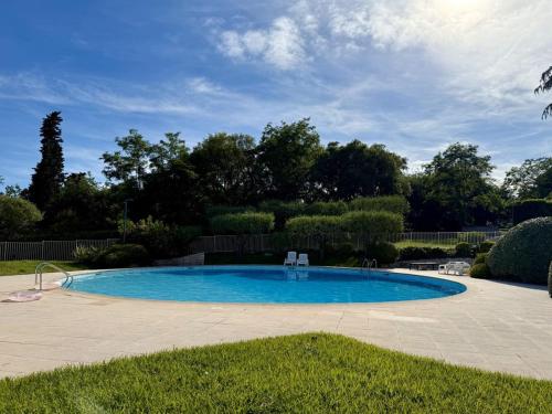 - une grande piscine avec 2 chaises dans la cour dans l'établissement New Studio Swimming pool Beach 10 min walk, à Villeneuve-Loubet