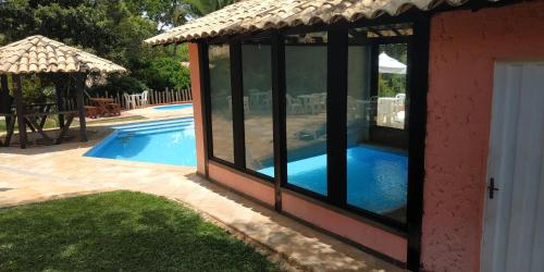 a house with a swimming pool with a gazebo at Pousada Varandas da Serra in Serra do Cipo
