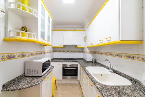 Kuchyňa alebo kuchynka v ubytovaní CENTRORAMBLA Alicante