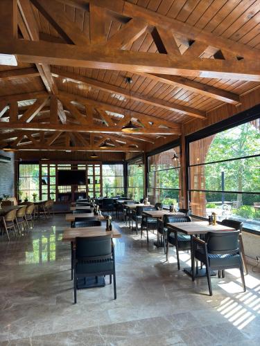 Un restaurante u otro lugar para comer en Navy Inn