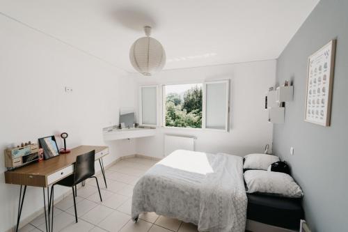 Llit o llits en una habitació de Quiet villa with pool