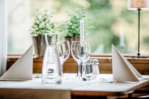 a table with wine glasses and napkins on it at Storsätra Fjällhotell in Grövelsjön