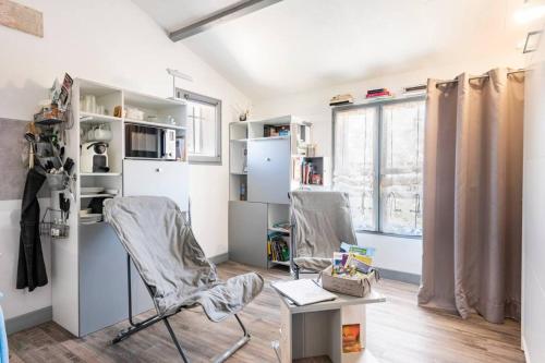 a room with two chairs and a desk in it at Studio Petit Nid Cosy de l'Albret in Nérac