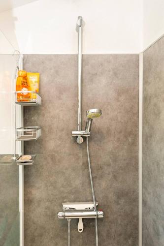 La salle de bains est pourvue d'une douche. dans l'établissement Studio Petit Nid Cosy de l'Albret, à Nérac