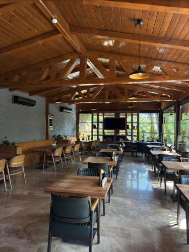 Un restaurante u otro lugar para comer en Navy Inn