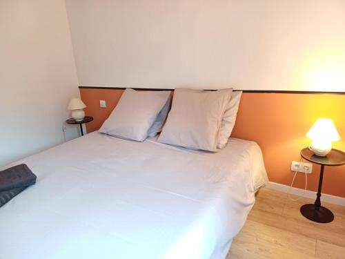 - une chambre avec un lit blanc et 2 lampes dans l'établissement Le P Tillant, à Amiens