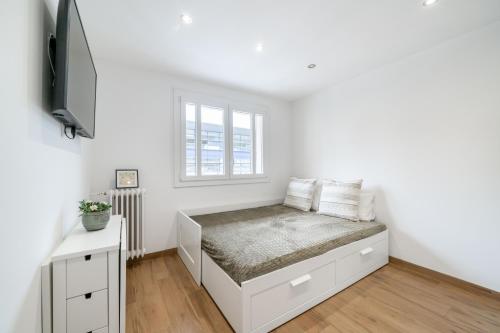 Ένα ή περισσότερα κρεβάτια σε δωμάτιο στο Modern apartment, steps from tramway