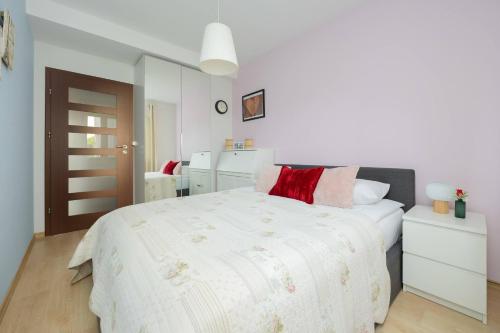 Кровать или кровати в номере Family Apartment with Parking in Pruszków by Noclegi Renters