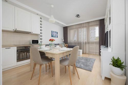 Кухня или мини-кухня в Family Apartment with Parking in Pruszków by Noclegi Renters
