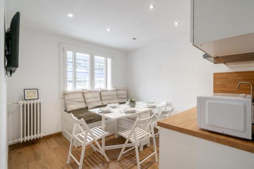 Η κουζίνα ή μικρή κουζίνα στο Modern apartment, steps from tramway