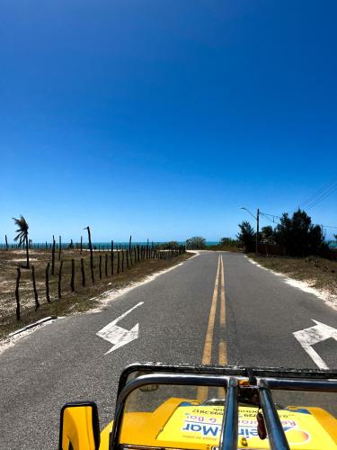 a view of an empty road from a vehicle at Casa Rústica em Morro Branco - na quadra da praia in Morro Branco