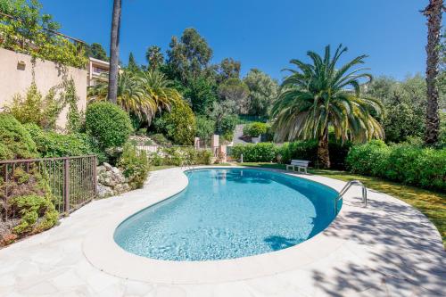 une piscine dans un jardin arboré dans l'établissement Les terrasses de victoria, au Cannet
