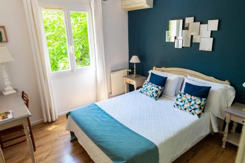 Postel nebo postele na pokoji v ubytování Hotel Les Oliviers