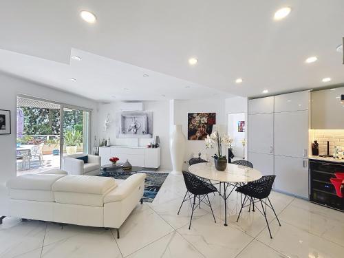 un salon avec un canapé blanc et une table dans l'établissement Apartment La Palmeraie with terrace Golfe Juan, à Vallauris
