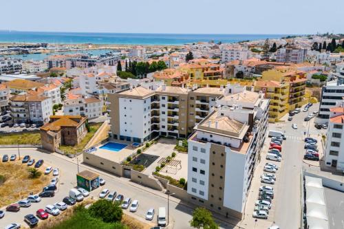 George's Quinta das Palmeiras, a 2 bedroom apartment in luxury complex, walking distance to town