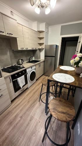eine Küche mit einem Tisch und Stühlen darin in der Unterkunft Twice Rent in Chişinău